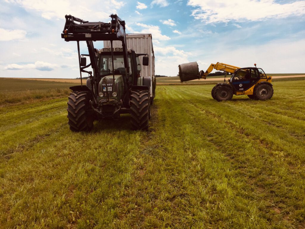 Heuballen auf Anhänger laden
